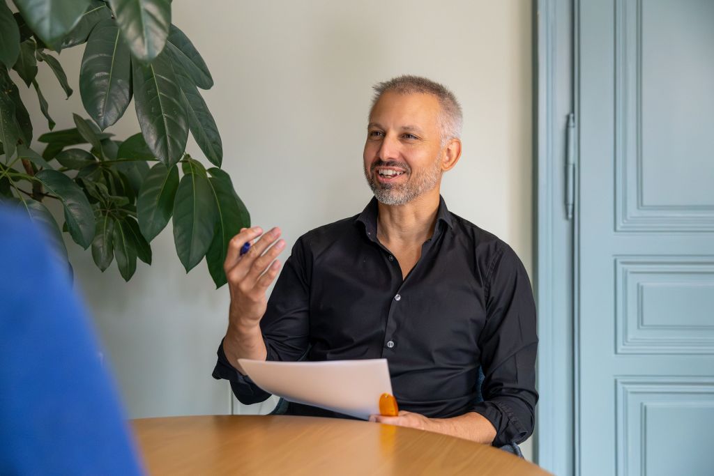 Am Foto ist der Leadership-Coach Christian Hinterwallner in einer Beratungssituation.