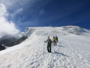 Drei Männer gehen in einer Seilschaft am Gletscher des Ortler.