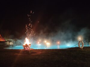 Das Vulkania Becken der Therme Bad Blumau am Abend.
