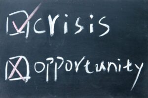 Auf einer Tafel steht Crisis und Opportunity. Beide sind mit einer Tickbox versehen. Zweiteres ist angekreuzt.