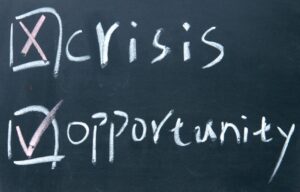 Auf einer Tafel steht Crisis und Opportunity. Beide sind mit einer Tickbox versehen. Zweiteres ist angekreuzt.