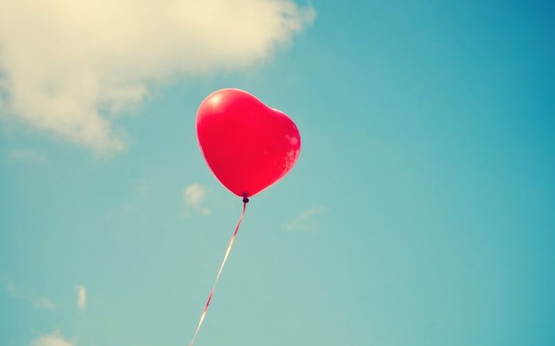Ein Herzluftballon fliegt in den Himmel.