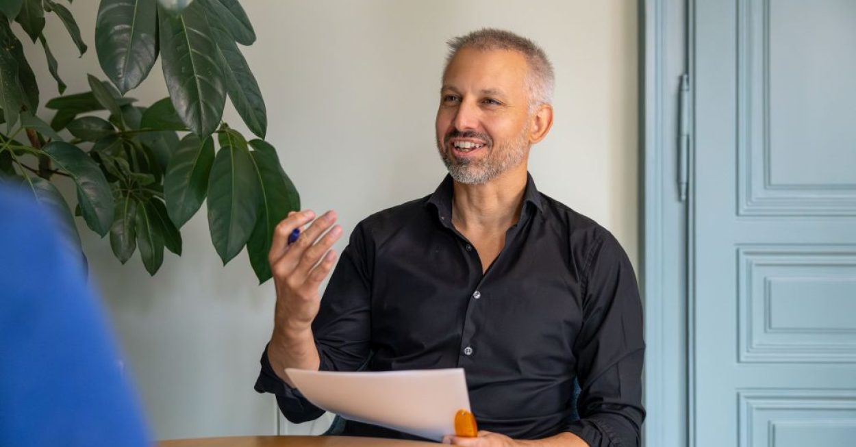 Am Foto ist der Leadership-Coach Christian Hinterwallner in einer Beratungssituation.