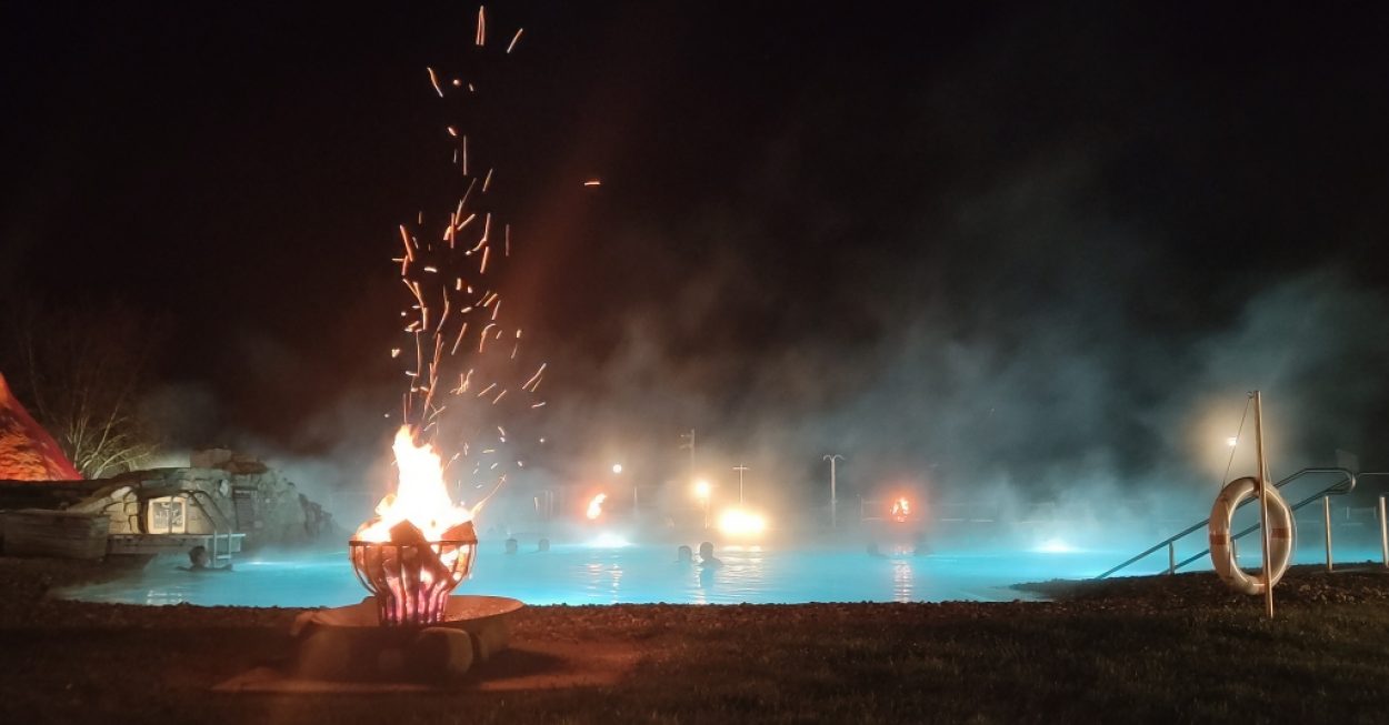 Das Vulkania Becken der Therme Bad Blumau am Abend.