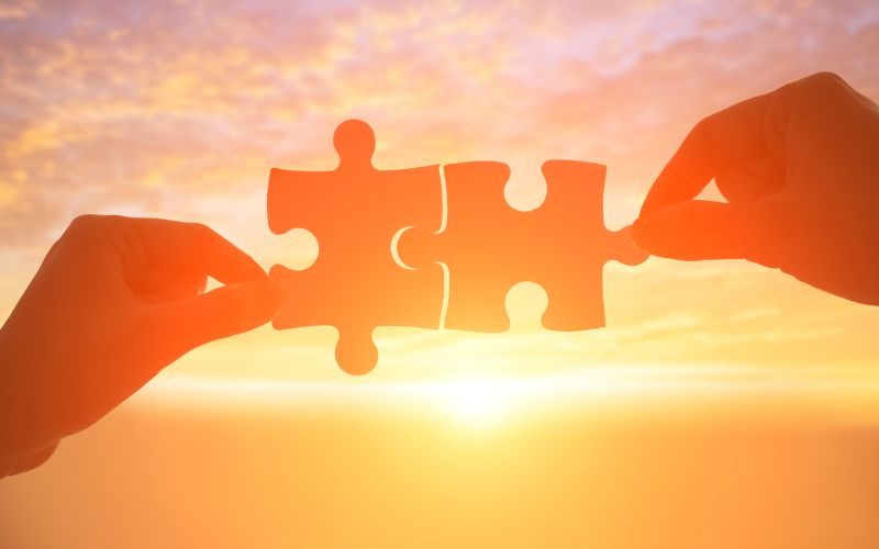 Zwei Puzzleteile passen perfekt zusammen.