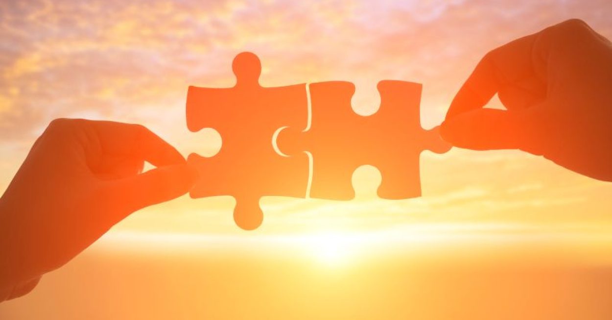 Zwei Puzzleteile passen perfekt zusammen.