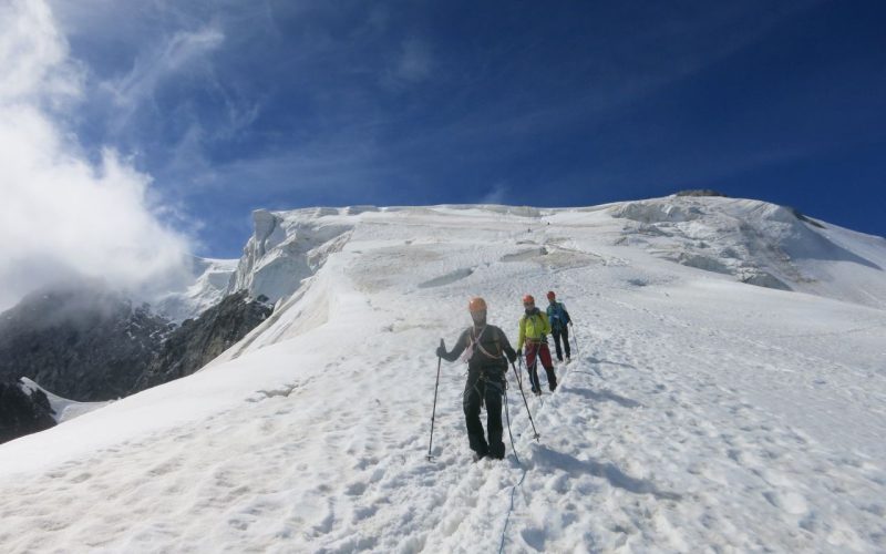Drei Männer gehen in einer Seilschaft am Gletscher des Ortler.