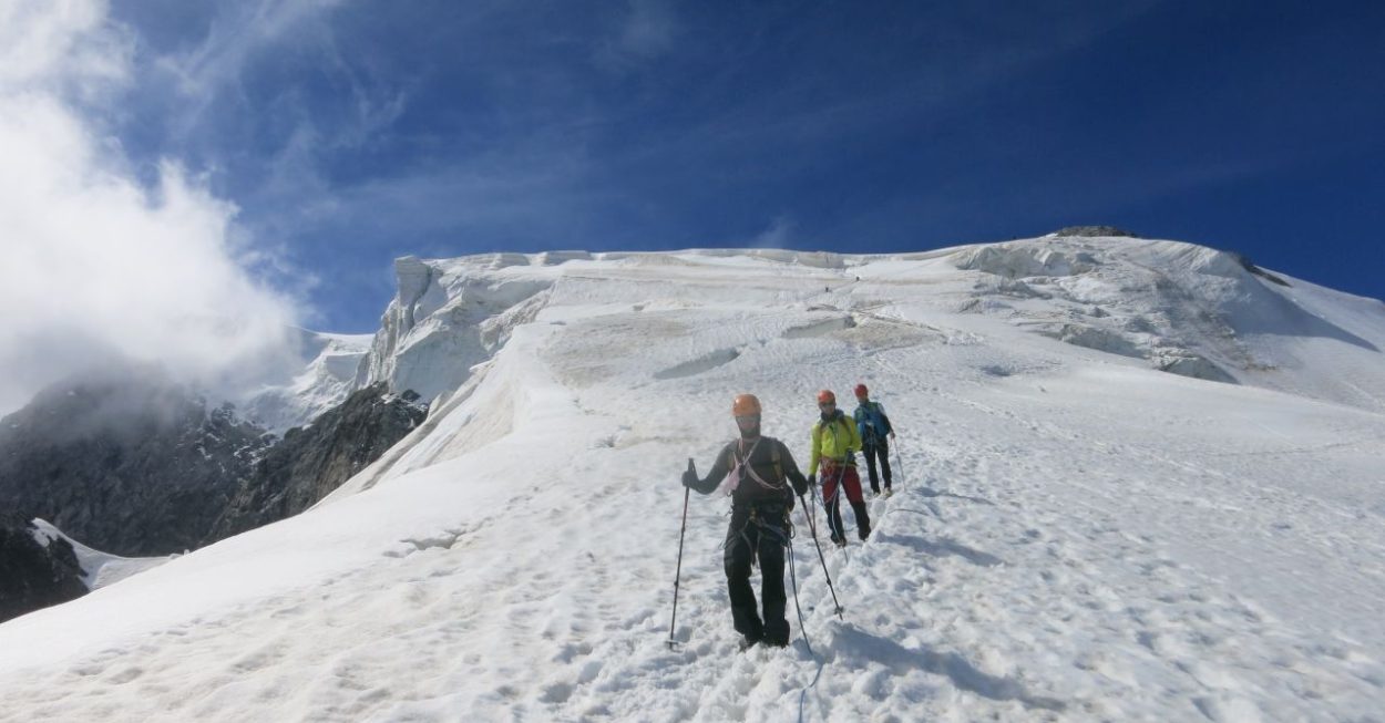 Drei Männer gehen in einer Seilschaft am Gletscher des Ortler.