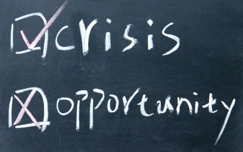 Auf einer Tafel steht Crisis und Opportunity. Beide sind mit einer Tickbox versehen. Zweiteres ist angekreuzt.