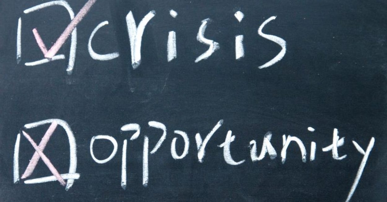 Auf einer Tafel steht Crisis und Opportunity. Beide sind mit einer Tickbox versehen. Zweiteres ist angekreuzt.