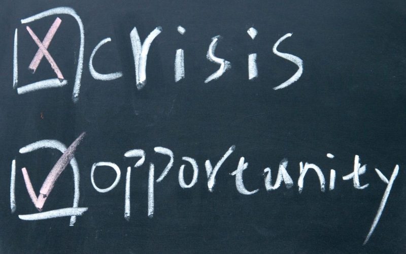 Auf einer Tafel steht Crisis und Opportunity. Beide sind mit einer Tickbox versehen. Zweiteres ist angekreuzt.