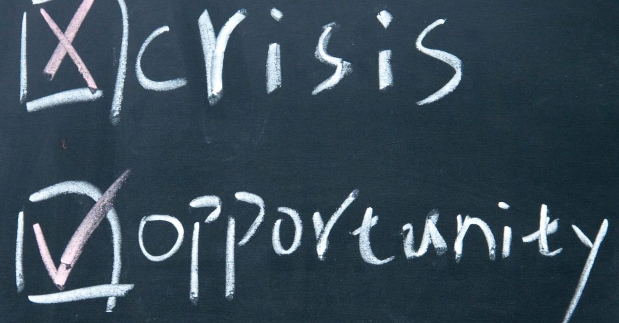 Auf einer Tafel steht Crisis und Opportunity. Beide sind mit einer Tickbox versehen. Zweiteres ist angekreuzt.