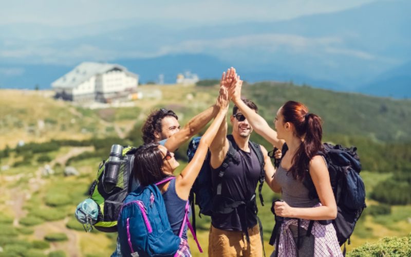 Ein Wandergruppe freut sich über die erfolgreiche Gipfelbesteigung.