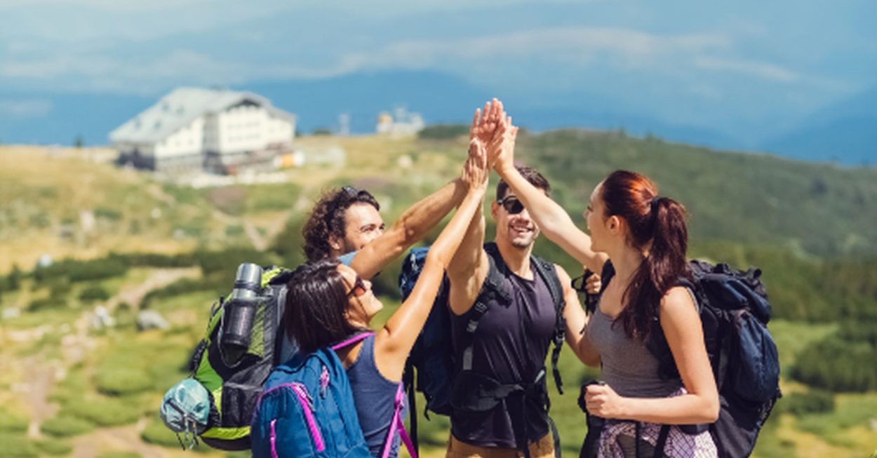 Ein Wandergruppe freut sich über die erfolgreiche Gipfelbesteigung.